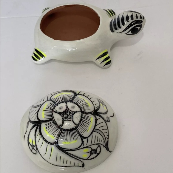 Hand-Painted Mexican Folk Art Turtle Trinket Box White Sparkles with Lid - Picture 8 of 8